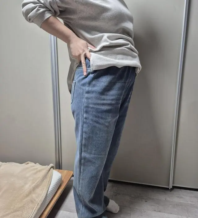 청바지 색깔 너무 이뻐요. 키작만이지만 길이감도 좋고 기모안감이 톡톡하게 따뜻합니다