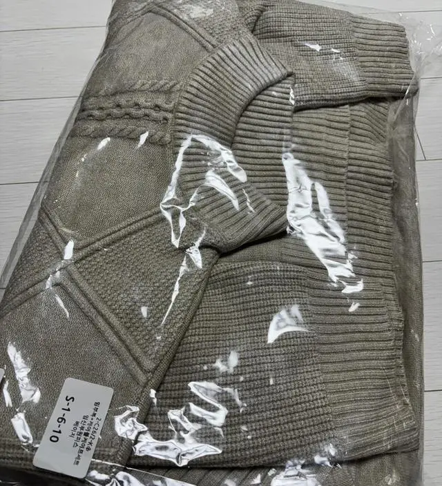 결혼식 갈때 입으려고 구매했어요^^~ 아직 완전히 입어보진 않았지만 구성도, 색도 전부