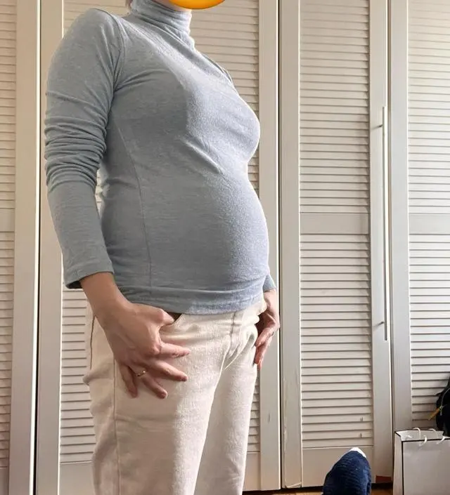 목이 짧은 편이라 반폴라를 목폴라처럼 입는 산모랍니다
