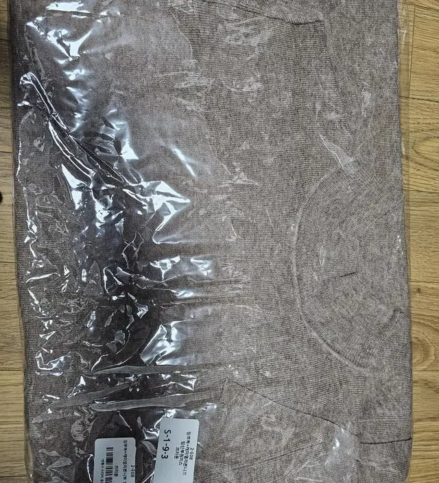 소재가 부드럽고 기장이 꽤많이 길어요.허리끈이 포인트입니다!!