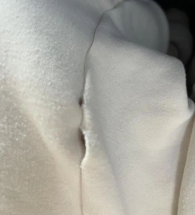 받아서 확인안하고 바로 세탁한번해놓고 오늘 입었는데 조금 튿어진 곳이 있네요
