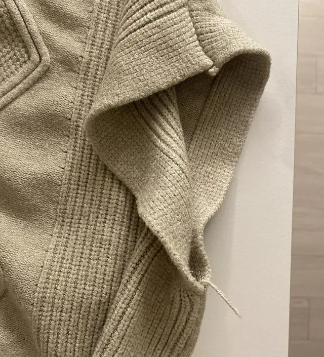 옷 마감이 너무 엉성하네요. 처음에 받았을때도 마감이 다 너덜너덜 나와있었는데 괜히