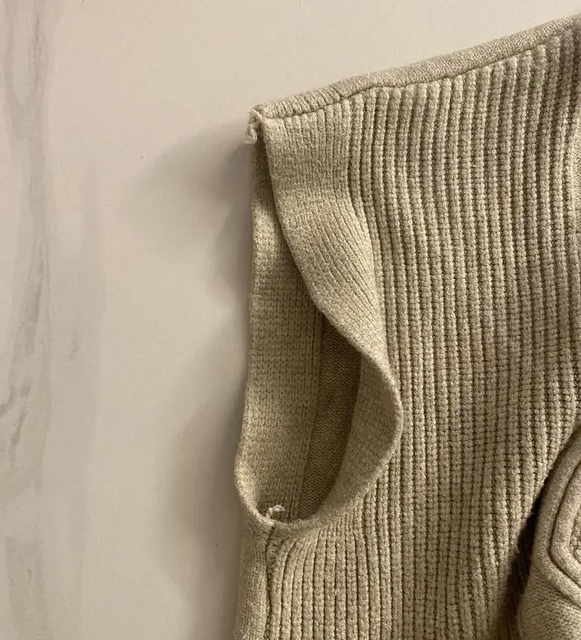 옷 마감이 너무 엉성하네요. 처음에 받았을때도 마감이 다 너덜너덜 나와있었는데 괜히