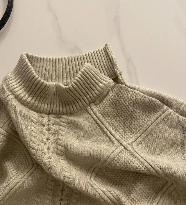 옷 마감이 너무 엉성하네요. 처음에 받았을때도 마감이 다 너덜너덜 나와있었는데 괜히