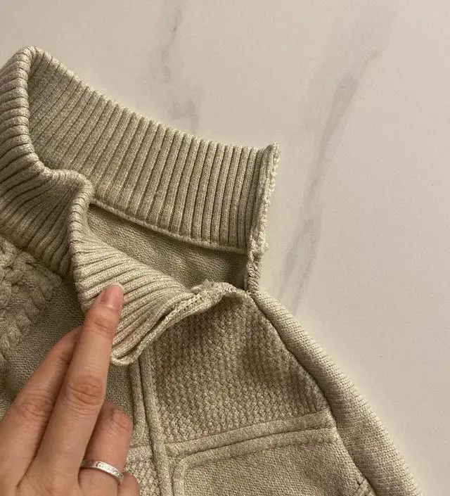 옷 마감이 너무 엉성하네요. 처음에 받았을때도 마감이 다 너덜너덜 나와있었는데 괜히