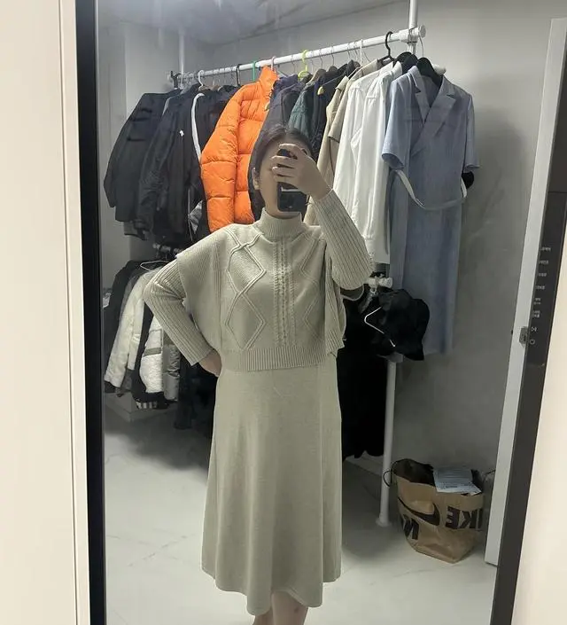 보자마자 색감이 너무이뻤는데 입어뷰니 진짜 가볍고 배 부분이 진짜 편해요 !! 활동성