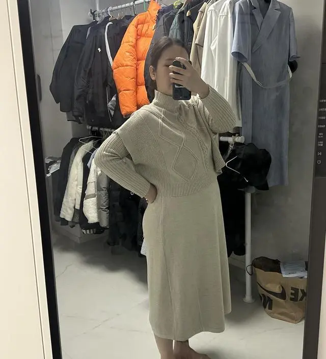 보자마자 색감이 너무이뻤는데 입어뷰니 진짜 가볍고 배 부분이 진짜 편해요 !! 활동성