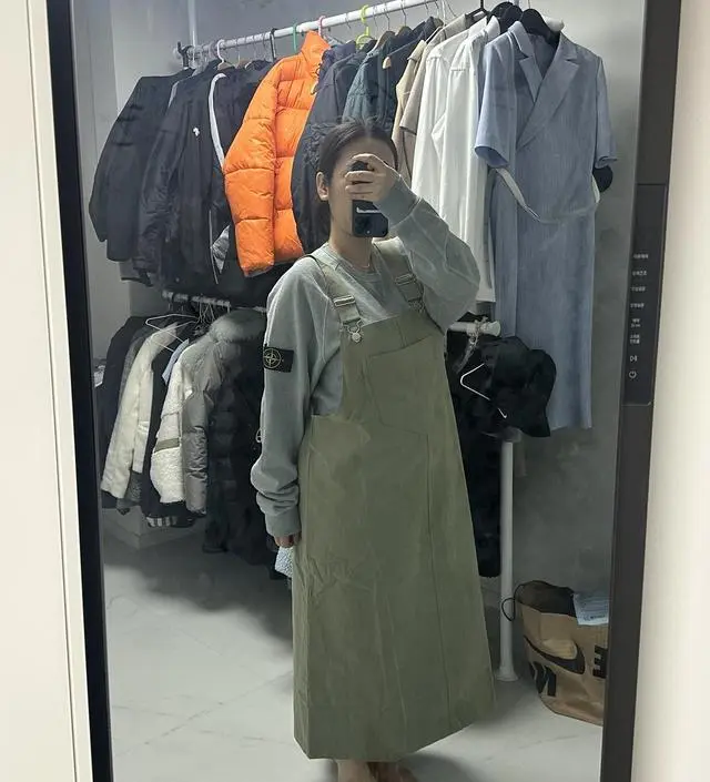 옷이 진짜 너~무 귀여워요 !! 맨투맨이랑 입으면 되고 배 부분이 아예 널널한 스타일 옷