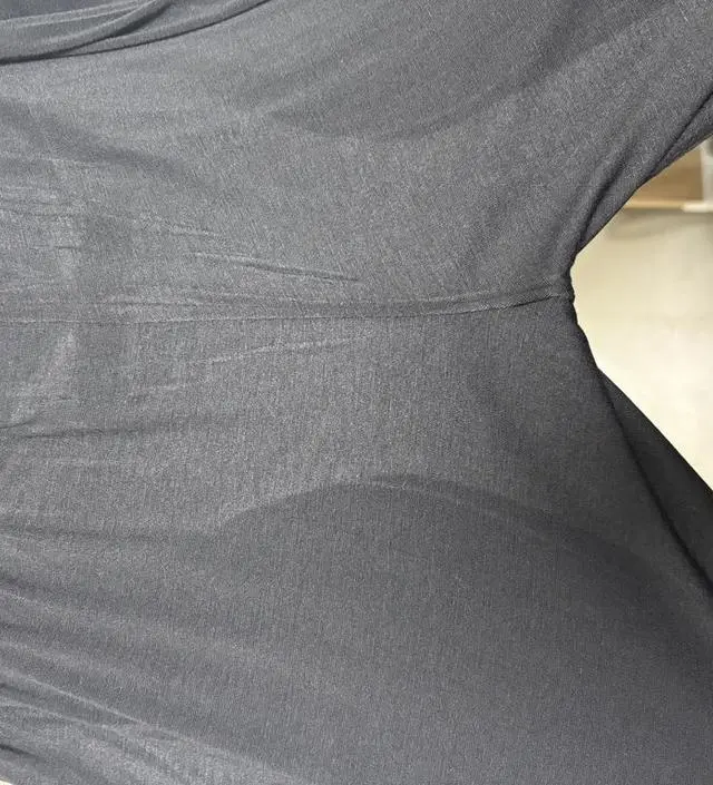 일단 엄청 얇아서 햇빛에 보면 속옷이 비춰요
