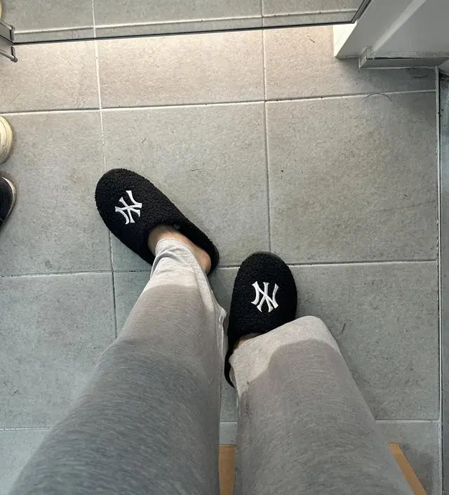 필라테스 하러 갈 때 입으려고 구매했어요! 얇아서 겨울엔 입기엔 춥겠지만 가벼우니까