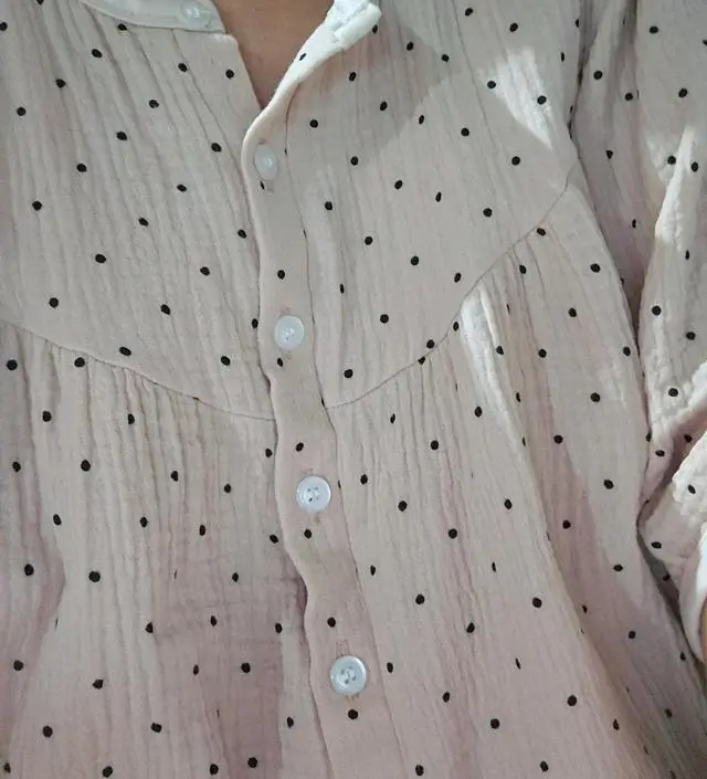 톤다운된 핑크컬러라 더 맘에드네요 속 비치지도않구요
