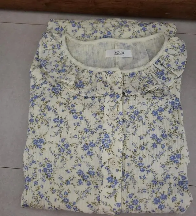 후기가 좋아서 구입했어요. 임신하고 배가 많이 나왔지만 예쁜 잠옷은 입고 싶더라구요