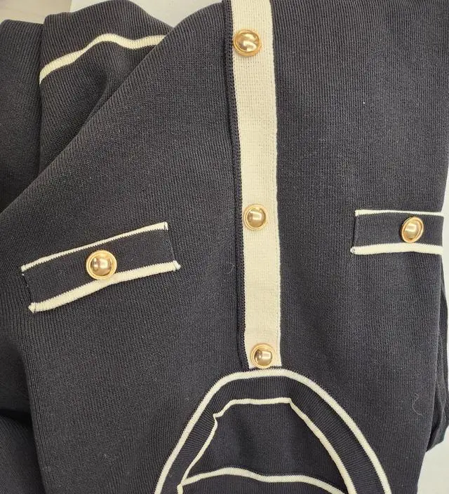 품이 아주 넉넉하고 편하게 입을수있을것같아요.
