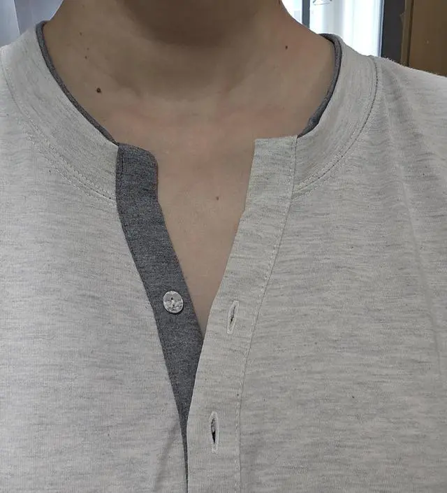 옷 카라?부분 높낮이가 양쪽이 좀 안맞아요. 근데 옷 자체는 너무 편하고 이쁘고 날씬해