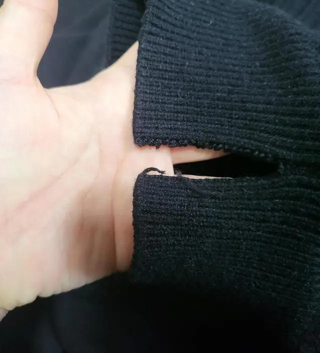 핏도 예쁘고 입으면 따뜻해서 좋은데 조끼 넥부분은 한 번 입으니까 뜯어지구 원피스는