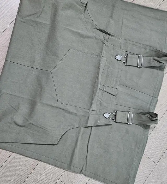 멜빵이 귀엽고 배가 나오면 편하게 입을 수 있을 것 같아 구매했어요~~카키색상도 많이