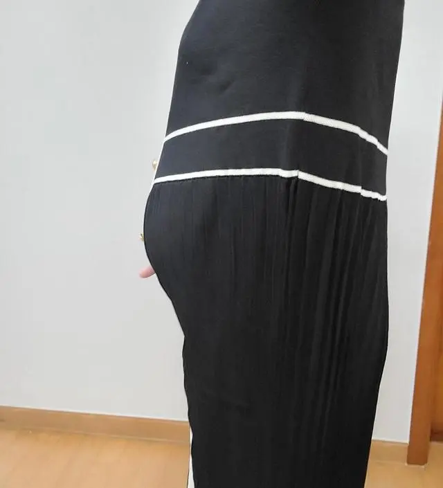 28주 임산부인데 특별한 날에 입으려고 구매했어요^^ 원단도 탄탄하고 많이 조이지도 않