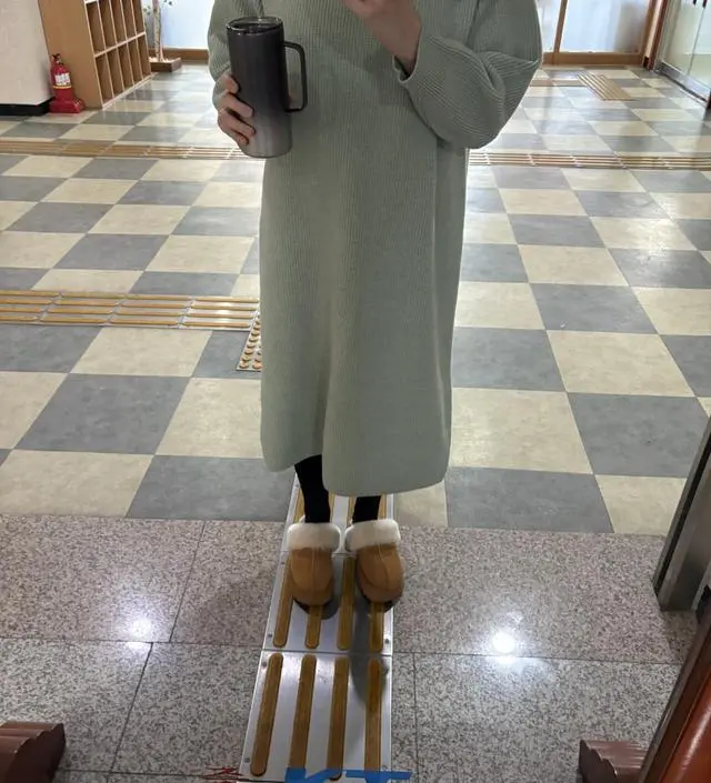 어두운 원피스만 있어서 구매했는데 딱 좋아요 ~ 목이 약간 졸리는 느낌이 있지만 처음