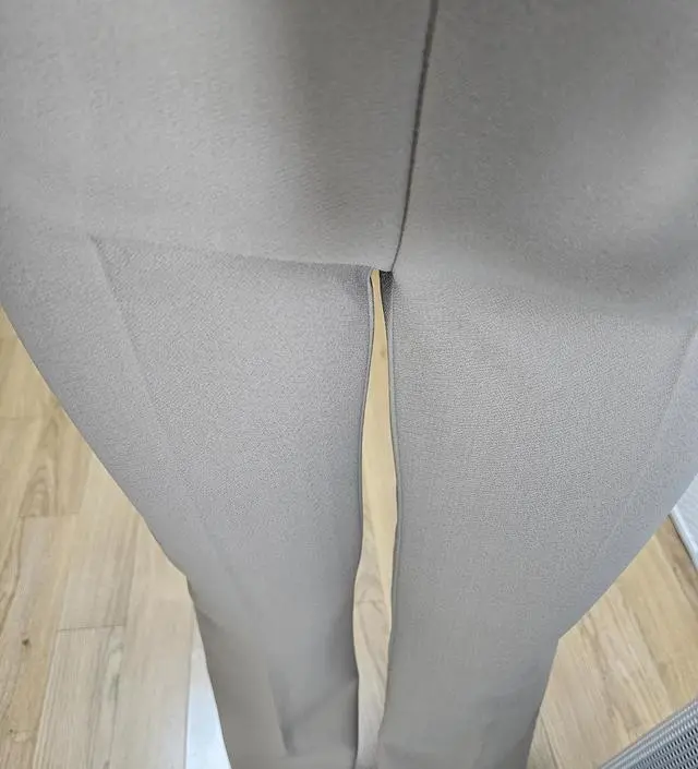 기모있는 블랙버전을 겨울내내 교복처럼 입었어서 봄에는 베이지로 입어보려고샀는데 핏