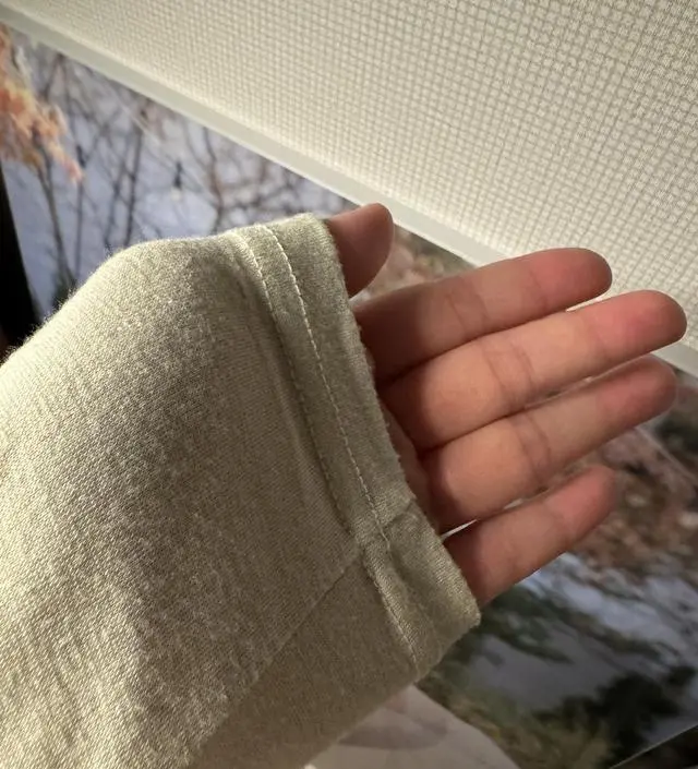 소재가 부들부들 너무 좋아요!!! 피부 예민한데 애기 수유할때 잘 입고 있습니다!