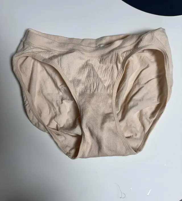 입었을때 착용감이 편하고 좀 큰듯하지만 잘 잡아줘서 좋은거 같습니다