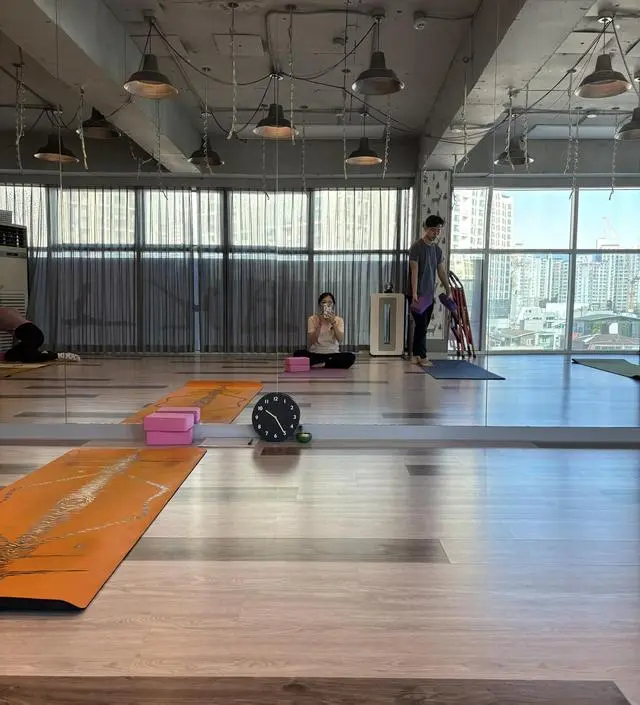 요가를 이제 다니기 시작해서 구매했습니다!배부분이 아직 헐렁하지만 소재가 너무 부들