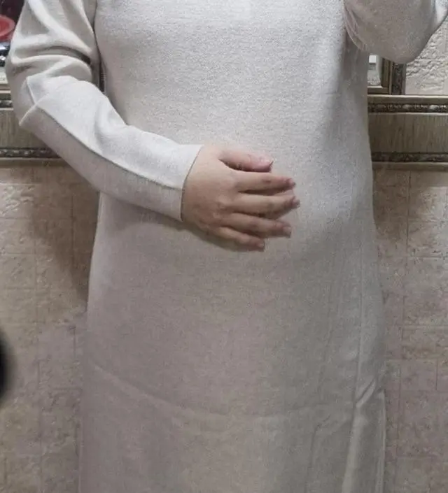 편하게 입을수있는 꾸안꾸 원피스가 필요해서 구입했어요 색상도 따뜻하고 배도 쪼이지