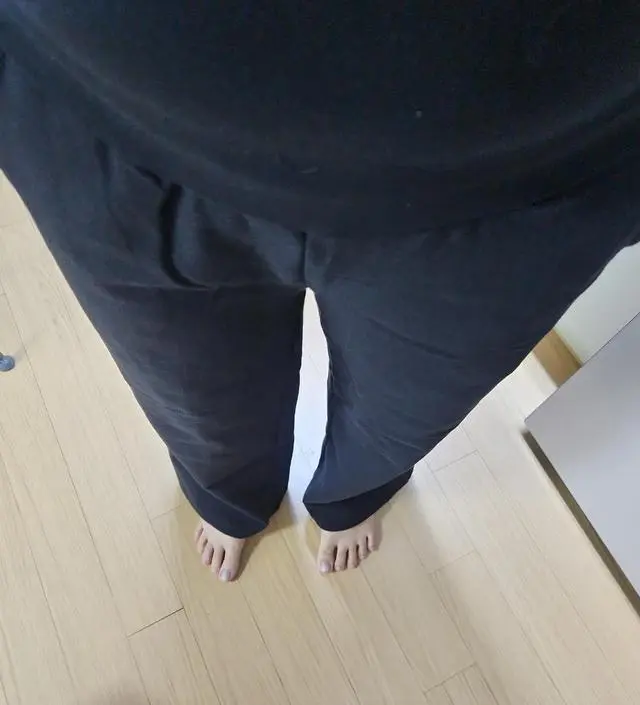 163cm 13주 넘었는데 사이즈 딱이에요! 맘에 듭니다.츄리닝인듯 아닌듯한 느낌이에요~편