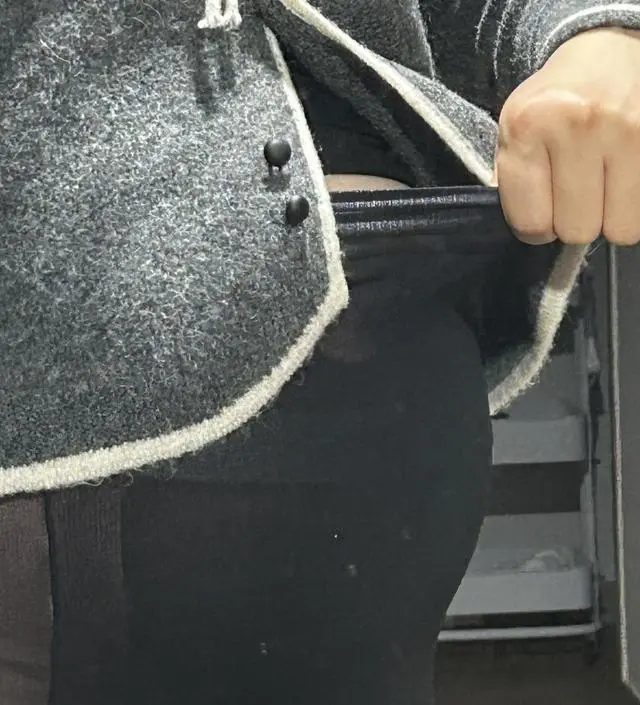 배쪽이 신축성도 좋고 일반 스타킹이랑 똑같은 느낌이에요 재구매 의사 있습니다!잘 입