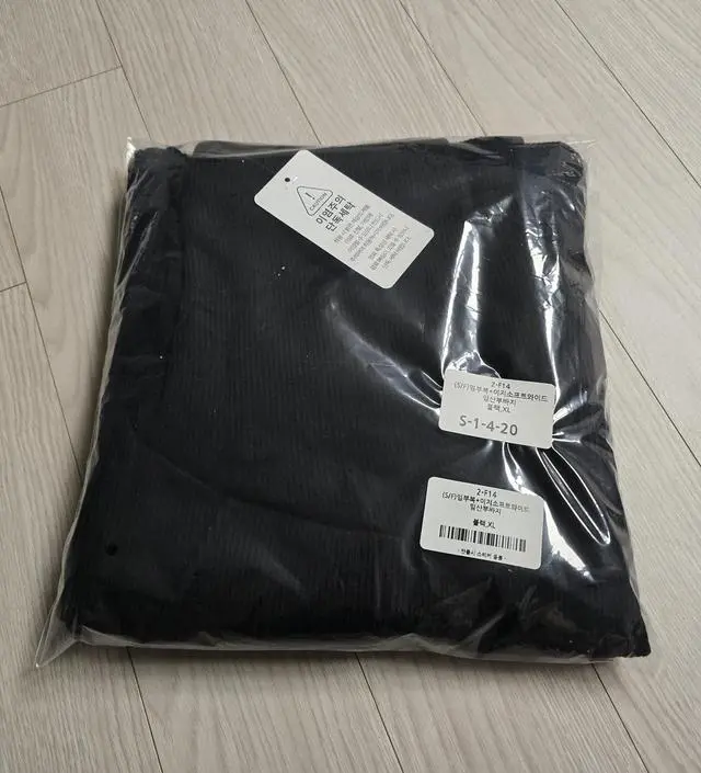 바지면이 부드럽고 가벼워서 손이 자주 갈 것 같아요!
