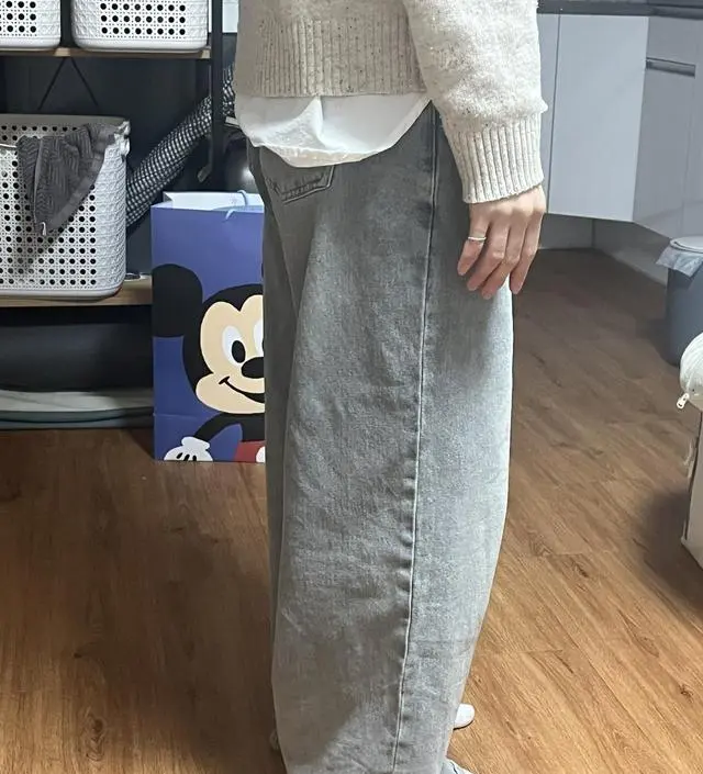 엄청 커서 지금 13주인데 출산 전까지 입을 수 있을거 같아요! 품도 길이도 넉넉합니다