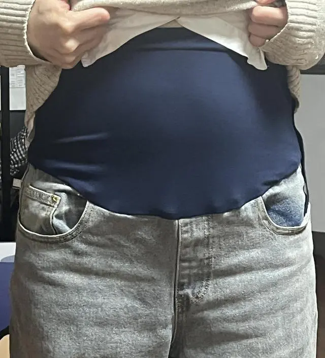 엄청 커서 지금 13주인데 출산 전까지 입을 수 있을거 같아요! 품도 길이도 넉넉합니다