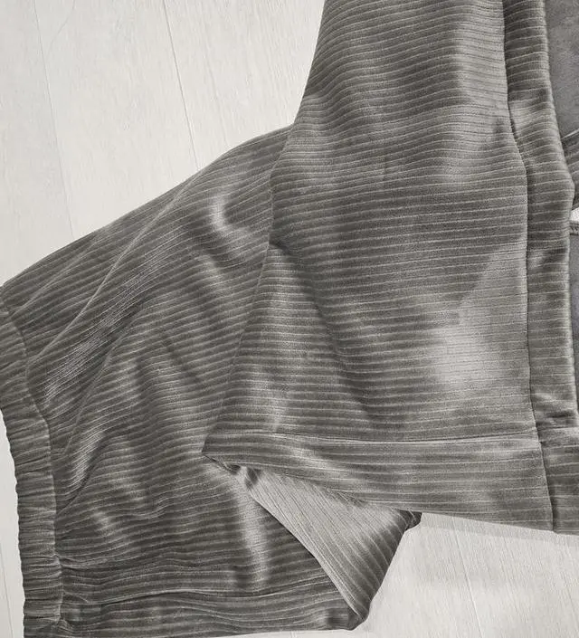 제가 키가 작아서 기장이 좀 길긴한데 한 단 접어서 입으면 예쁜 기장이에요..☆
