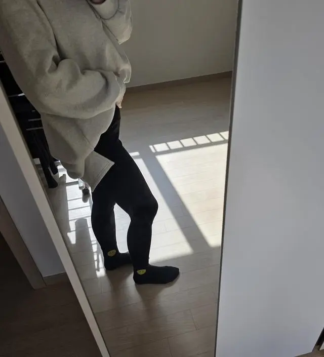 편하고 좋아요! 밴딩이 넉넉해서 조이는 느낌없고 길이도 적당해요! 배에 압박이 덜하니