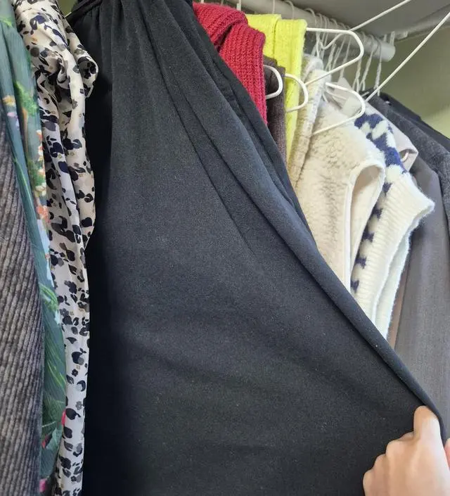 검정이라 먼지는 좀 묻구요 좀 더 날 풀리면 가디건 아래에 입을만 할 것 같아요! 겨울