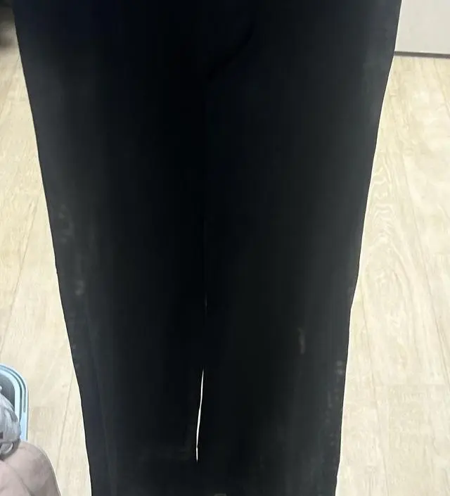 이 바지 진짜 최고 입자마자 너무 편하고 촤르르 떨어지는 느낌 좋아요