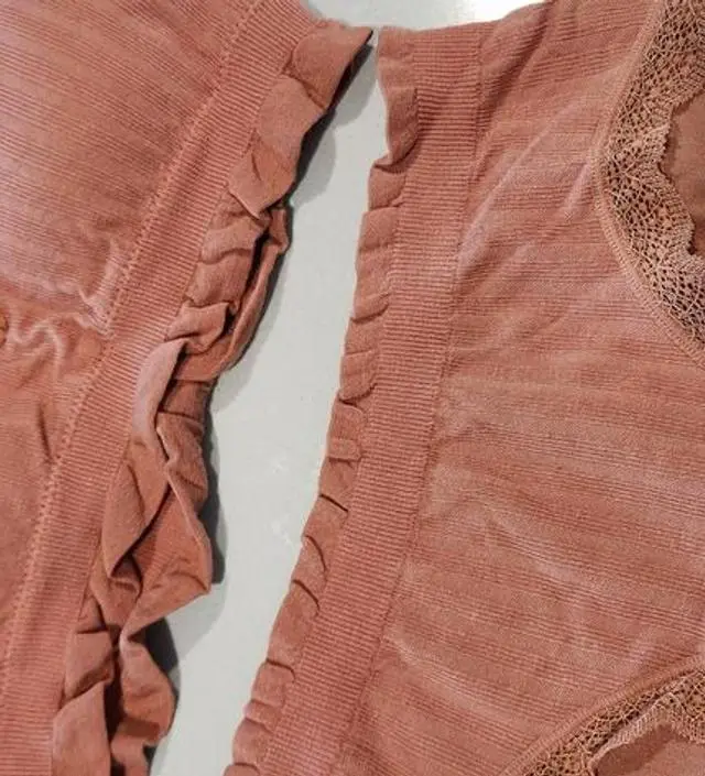 색상도 선명하고 쫀쫀하며 질이 좋아서 편하게 잘 입을 듯 합니다!