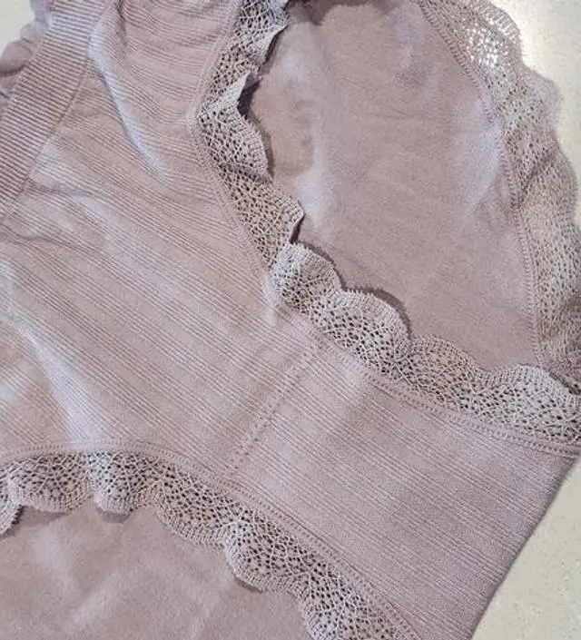 색상도 무난하고 닿는 촉감이 부드럽고 자극이 없어 출산하고서도 잘 입을 듯 합니다~~