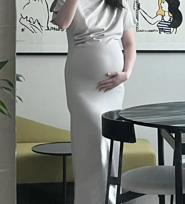 우아하고 너무 예쁨! 친구들이 베이비샤워 해준다고 해서 구매했어요~~ 블랙보다 밝은 