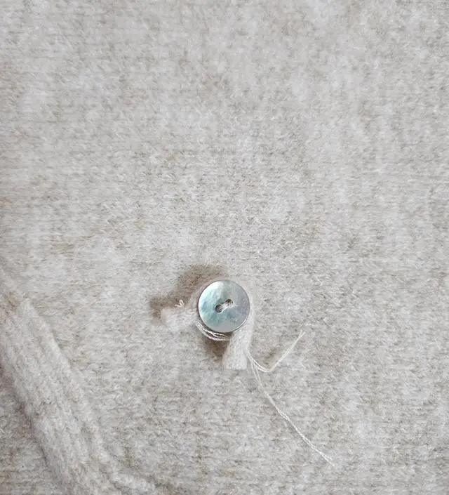 이거 원래 이런 건가요? 확인 후 연락주세요. 끈이 원래 있는 옷 같은데 택도 없고 찝찝