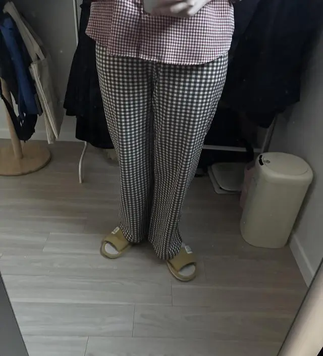 적당히 도톰하고 편안한 바지에요.
