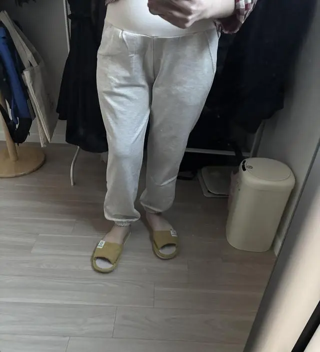 두께는 얇은 편인 듯하여, 날씨 풀리면 입기 좋을 듯 합니가