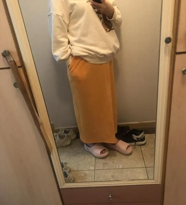 소재는 마음에 드는데 고무밴딩이 너무 짱짱해요. 생각보다 안 편해서 아쉬워요. 길이도