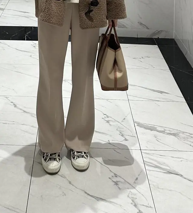 블랙이 거의 데일리 바지라 베이지도 주문했어요! 28주인데 엠사이즈 약간 흘러내리긴한