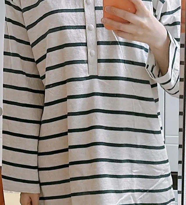 수유할 때 편하게 입을 수 있을 것 같아요. 박시해서 넉넉하니 좋아요. 똑딱이 부분이 