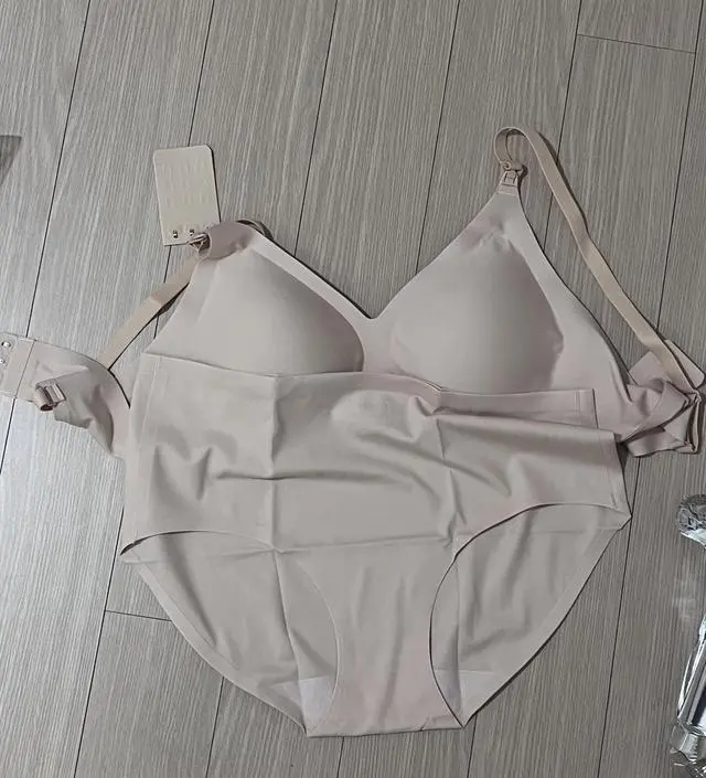 아직 안입어봤지만 편할거같아요. 만삭때 작을거같아서 사이즈L시켰더니 크긴큰거같아요