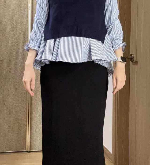 가볍고 예뻐요! 출근룩으로 딱이네요 ㅎㅎ 치마 코디되어 있는 상품이라 같이 구입했는