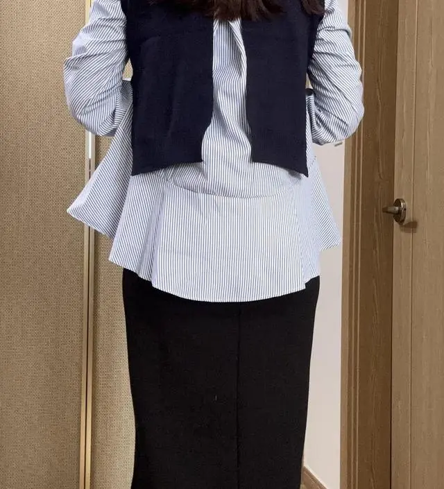 가볍고 예뻐요! 출근룩으로 딱이네요 ㅎㅎ 치마 코디되어 있는 상품이라 같이 구입했는