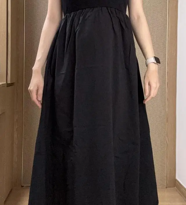 이 옷 저 옷에 받쳐입어도 되어서 활용도가 높은 것 같아요, 상체부분은 면이고 치마는