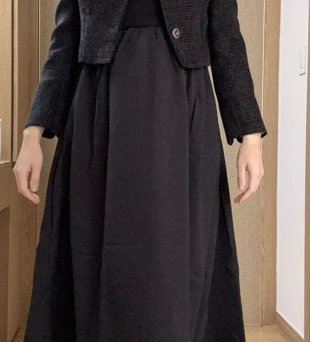 이 옷 저 옷에 받쳐입어도 되어서 활용도가 높은 것 같아요, 상체부분은 면이고 치마는